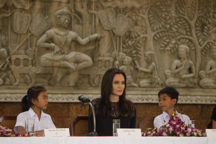 Non, ce ne sont pas les enfants d'Angelina Jolie, mais les jeunes acteurs Sareum Srey Moch et Mun Kimhak