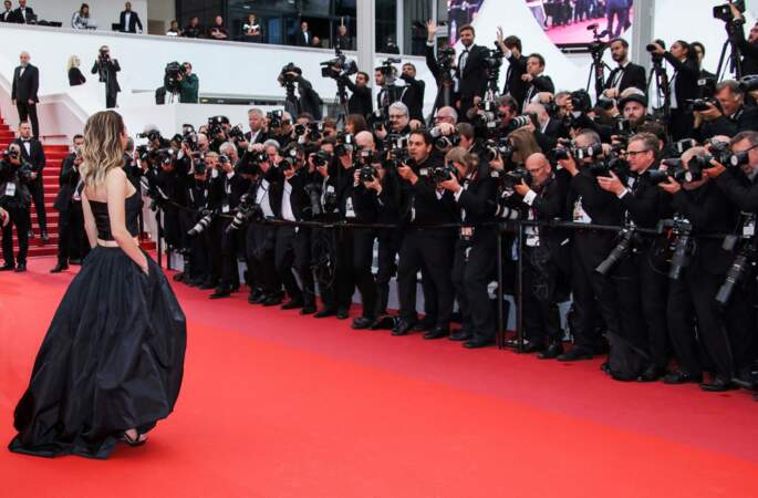 Habituée du festival, c'est vêtue de noir qu'elle monte les marches pour le film La belle époque