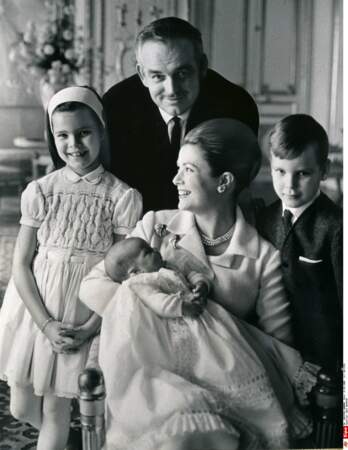 Le 1er février 1965, Rainier et Grace accueillent une nouvelle princesse : Stéphanie