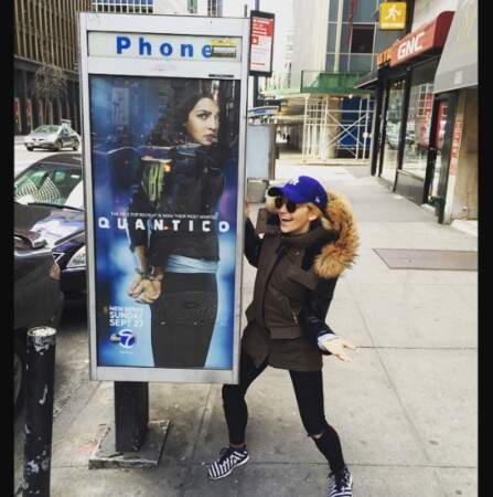 Pas encore habituée à être star, Johanna s'enthousiasme en voyant les affiches de Quantico dans New York ! 