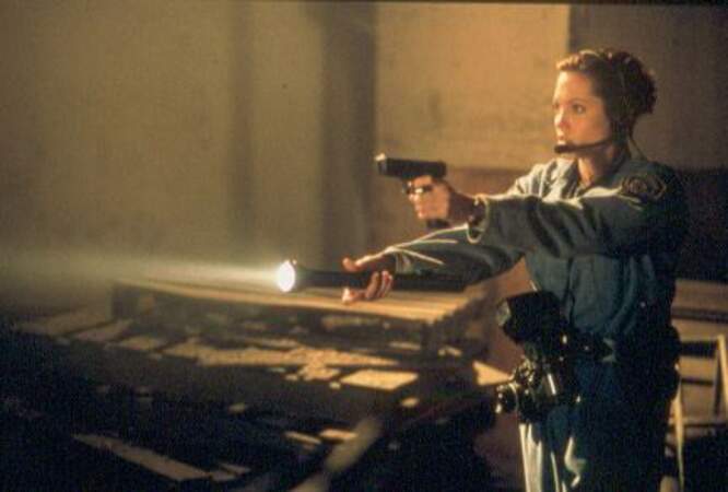 Dans Bone Collector (1999), elle poursuit un dangereux tueur en série