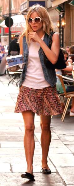 Sienna Miller allie mini-jupe et confort 