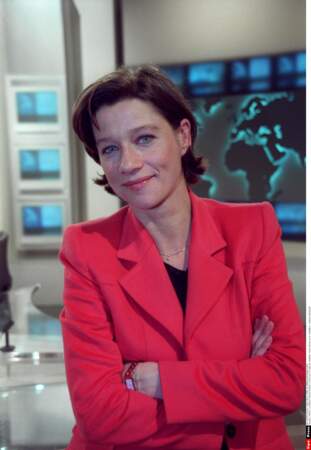 Carole Gaessler en 1999 sur le plateau de France 2 pour le JT de la mi-journée