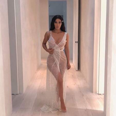 Kim Kardashian a fait des essayages tout en transparence. 