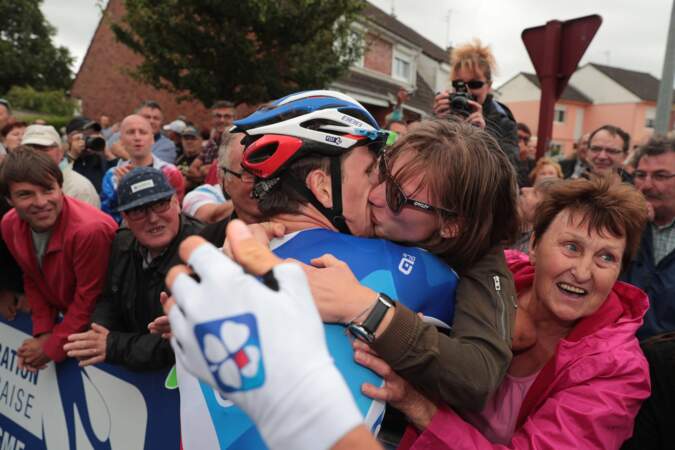 Arnaud Démare a célébré son triomphe au début du Tour dans les bras de sa chère Morgane