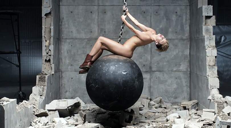 Dans le clip de Wrecking Ball (2013), dirigé par le photographe de mode Terry Richardson, Miley se met déjà à nue.