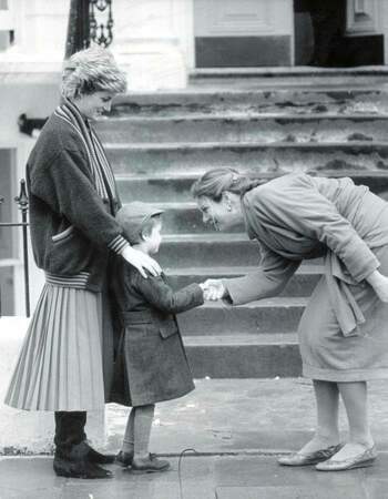 En 1987, le prince William, 5 ans, effectue sa première rentrée scolaire à l'école Wetherby de Londres