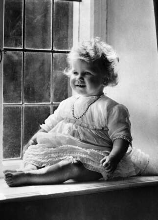 La future reine d'Angleterre Elisabeth II dans sa première année, en 1927