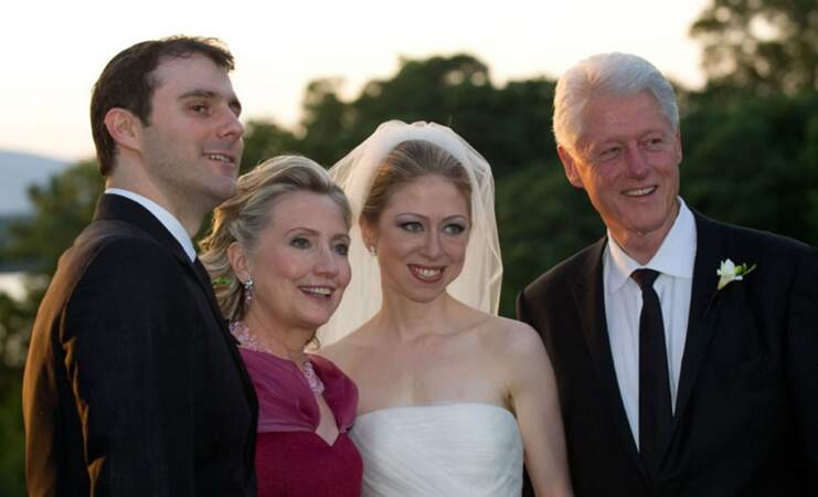 Hillary accueille à bras ouvert son gendre Marc. Ici le mariage avec Chelsea le 31 juillet 2010