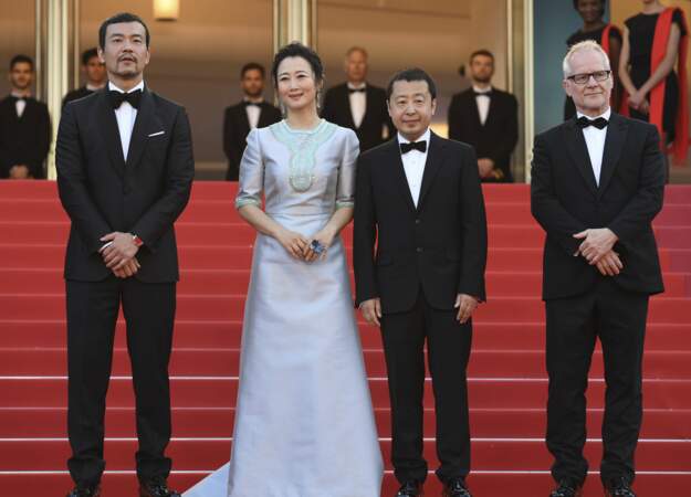 Le réalisateur Jia Zhang-Ke et ses acteurs Liao Fan et Zhao Tao avec le directeur du Festival Thierry Frémaux