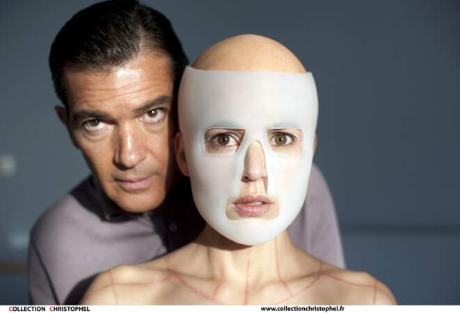 Il retrouve en 2011 son acteur favori Antonio Banderas dans La piel que habito. Ici avec Elena Alaya