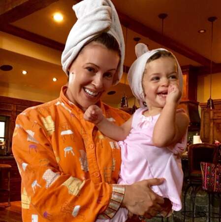 Et telle mère, telle fille : Alyssa Milano et sa fille Elizabella ont le même look après la douche. 