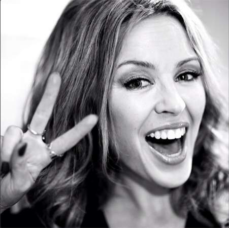 Kylie Minogue maîtrise le signe de The Voice. Ouf !