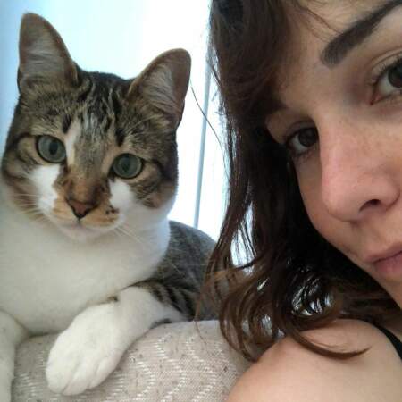 Nadia de Santiago pose souvent avec son chat...