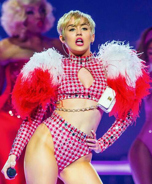 Même l'extravagante Miley Cyrus a un faible pour le Vichy dans une tenue des plus légères pour un concert en 2014