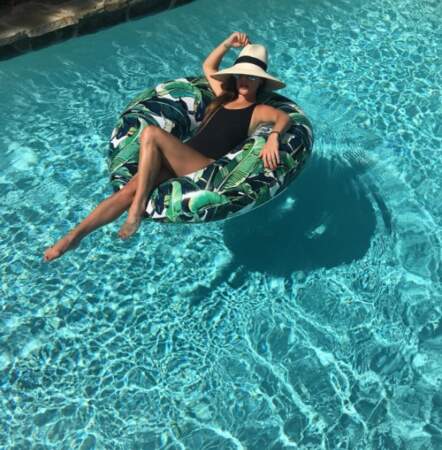 Traditionnelle photo de piscine pour Lea Michele et sa bouée 