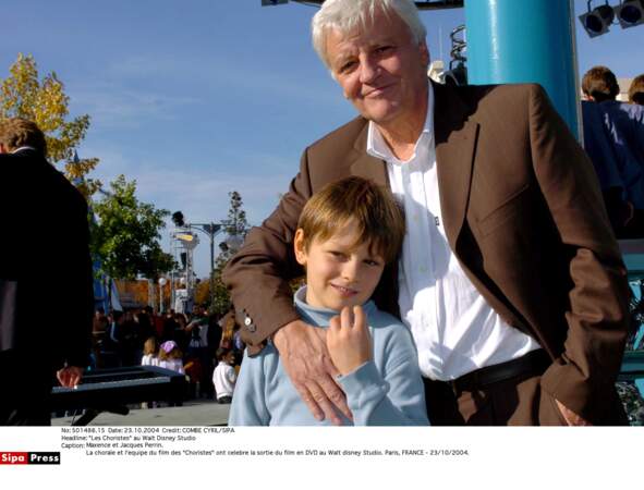 En 2004, Maxence avec son père Jacques Perrin, au Walt Disney Studio, pour fêter la sortie du film en DVD