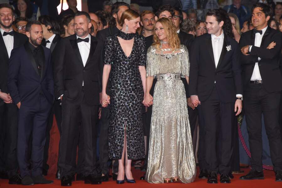 Vanessa Paradis et l'équipe d'Un couteau dans le cœur sur le tapis rouge à Cannes