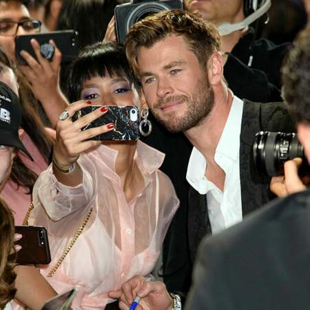 Chris Hemsworth prend des selfies avec ses fans