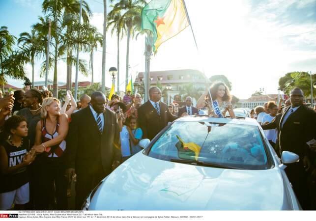 Elle brandit avec fierté le drapeau de la Guyane...