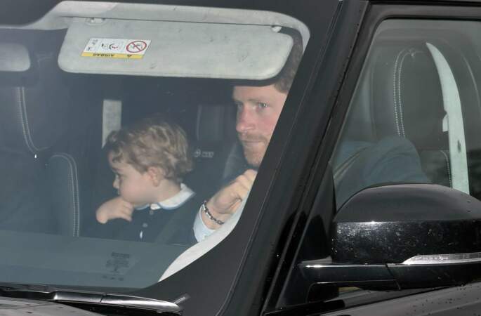 16 Décembre. Enfin une photo de George ! Avec tonton Harry, il assiste au dîner de Noël de la reine à Buckingham