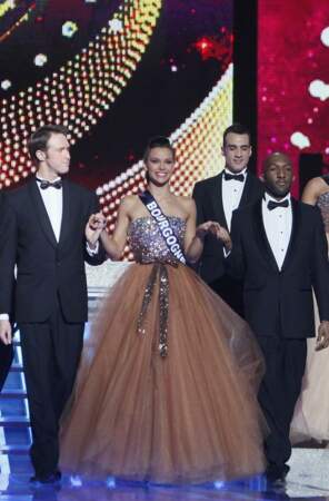 Miss France 2013 escortée par des gentlemen