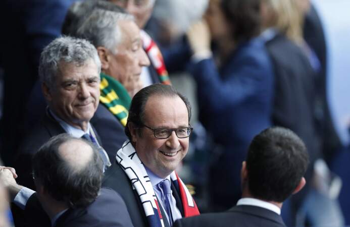 Et François Hollande a ressorti son écharpe de supporter !