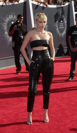 Le total look noir en cuir de Miley Cyrus.