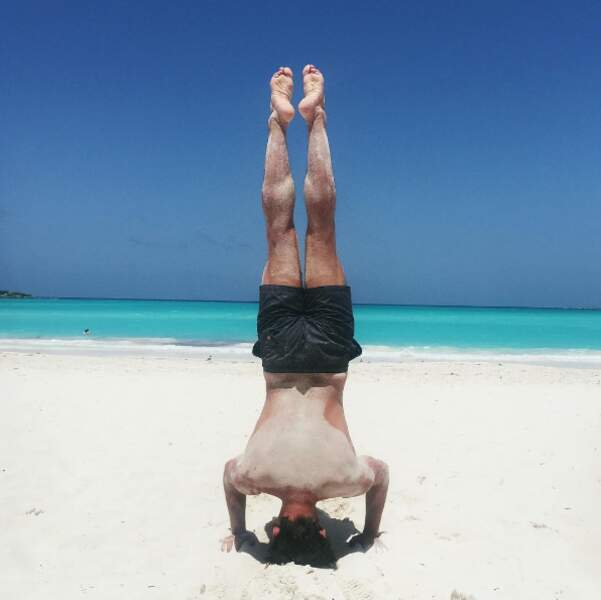 Tyler Blackburn (Pretty Little Liars) a fait du yoga sur une plage des îles Exuma dans les Bahamas. 
