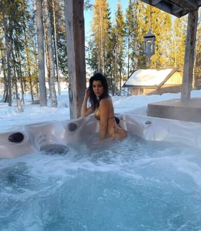 Et Kourtney Kardashian n'avait pas froid aux yeux en Finlande. 