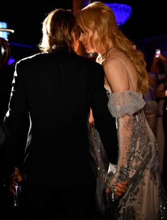 Instant complice dans les coulisses entre Nicole Kidman et son mari Keith Urban 
