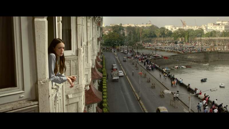 Stacy Martin prend l'air aux fenêtres du Taj Mahal (2015)