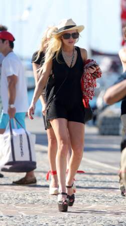 Enfin, "belles"... Impossible pour Lindsay Lohan de lâcher ses chaussures à talons...