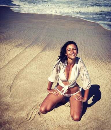 Tout aussi sexy : Delphine Wespiser sur la plage à Hawaii. 