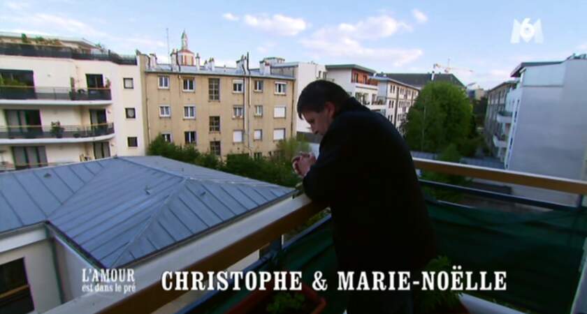 Christophe essaye de prendre l'air sur le balcon. Respirez Christophe, respirez ! 