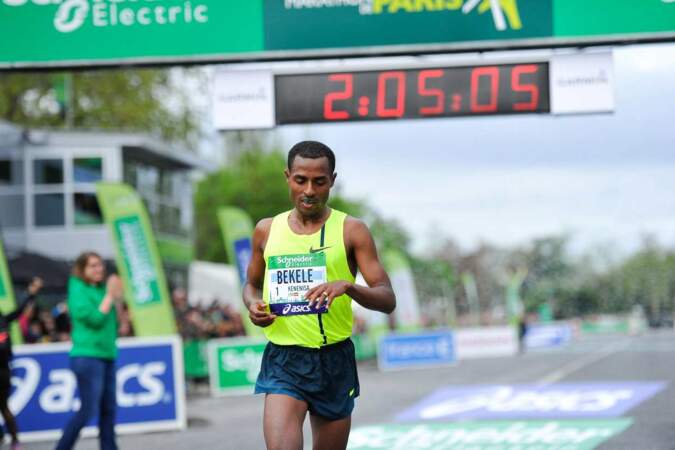 Tranquilou, Kenenisa Bekele franchit la ligne d'arrivée et pulvérise le record du marathon de Paris...
