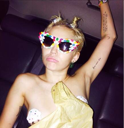 La fashion week de Miley Cyrus, ça donne ça : la star topless en soirée !