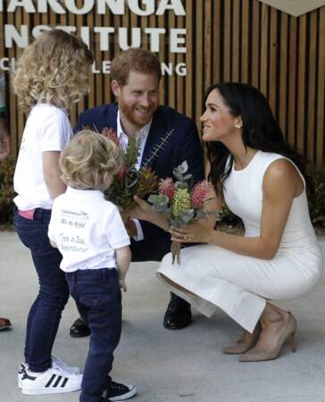 Le prince Harry et Meghan Markle reçoivent des fleurs à leur arrivée au zoo de Taronga