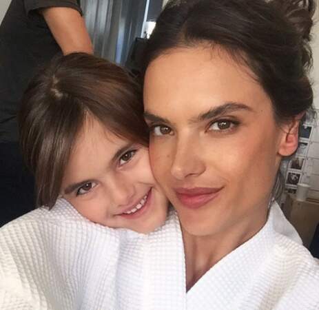 Belles gosses de mère en fille : la top-model Alexandra Ambrosio et sa fille Anja Louise. Trop chou. 