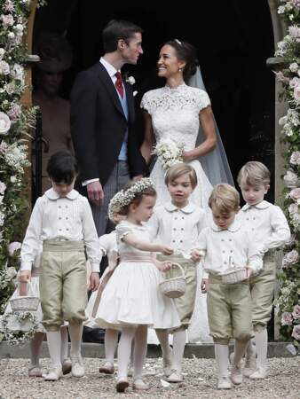 Pippa Middleton et son désormais mari James Matthews à la sortie de l'église 