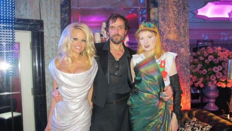 C'est nous ou Pamela Anderson a une drôle de copine ?