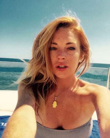Sous un ciel azur et un soleil de plomb, Lindsay Lohan semble en pleine forme ! 