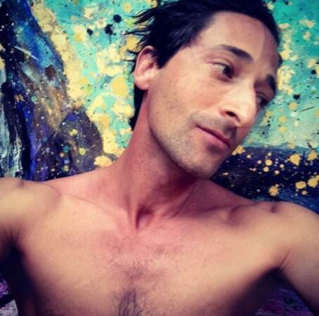 On vous laisse avec ce selfie torse nu d'Adrian Brody. 