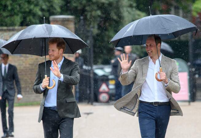 Les princes William et Harry ont rendu hommage à leur mère Diana à Kensington ce mercredi 30 août