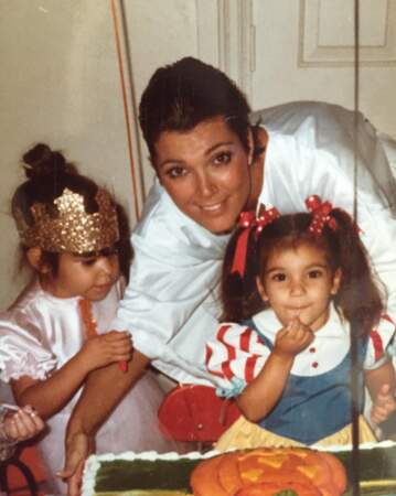 Bonus : Kourtney, Kim et leur mère Kris Jenner lors d'un Halloween vintage ! 
