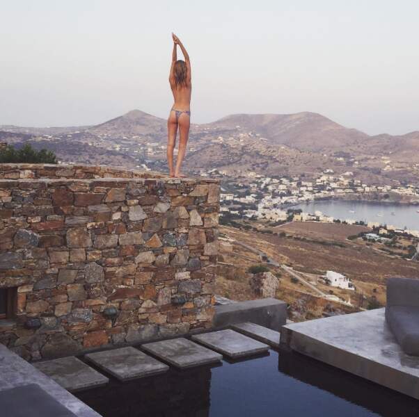 Alerte au string du côté de la top-model Toni Garrn en Grèce. 