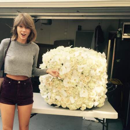 Deuxième photo du classement : Taylor Swift mais cette fois-ci avec un bouquet de fleurs (2,6 millions de likes).