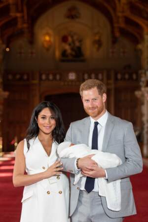 Meghan Markle et le prince Harry présentent leur fils lors d'un photo-call au château de Windsor