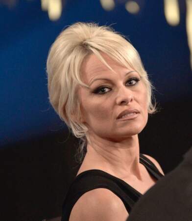 Bien qu'elle ne soit pas un vampire, Pamela Anderson fuit les... miroirs !