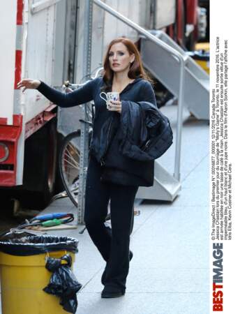 Jessica Chastain arrive sur le tournage de son prochain film, Molly's Game, café à la main
